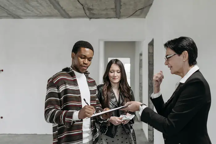 Key Benefits of Hiring a Commercial Broker